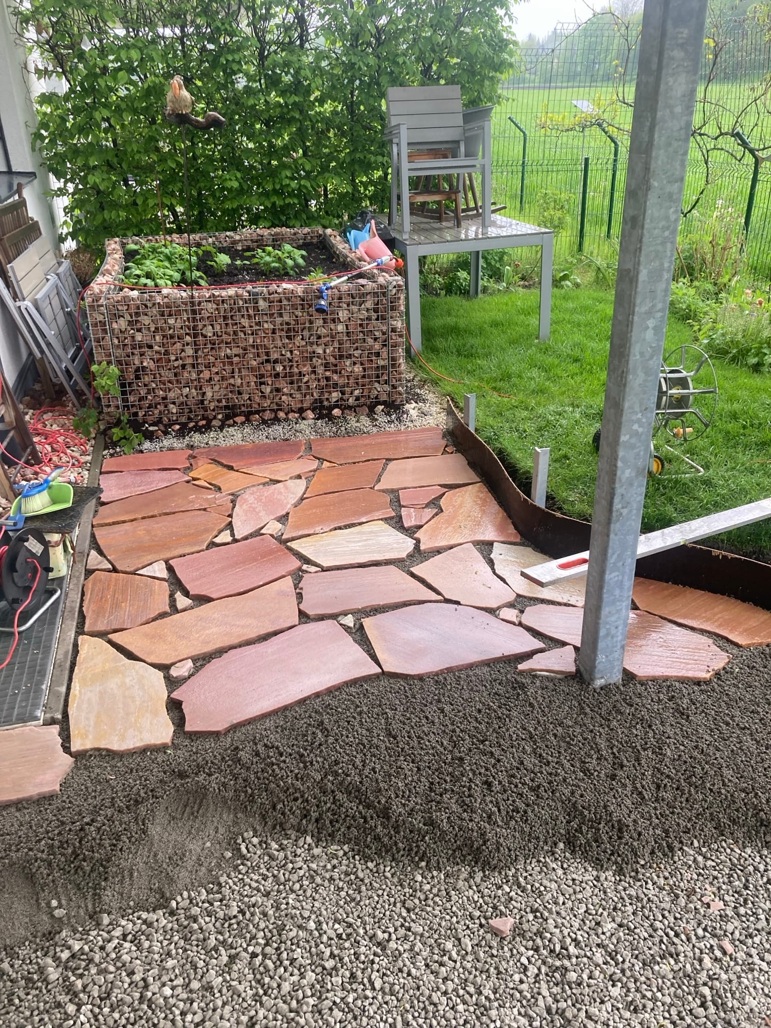 Natursteinplatten werden im Splittbett verlegt