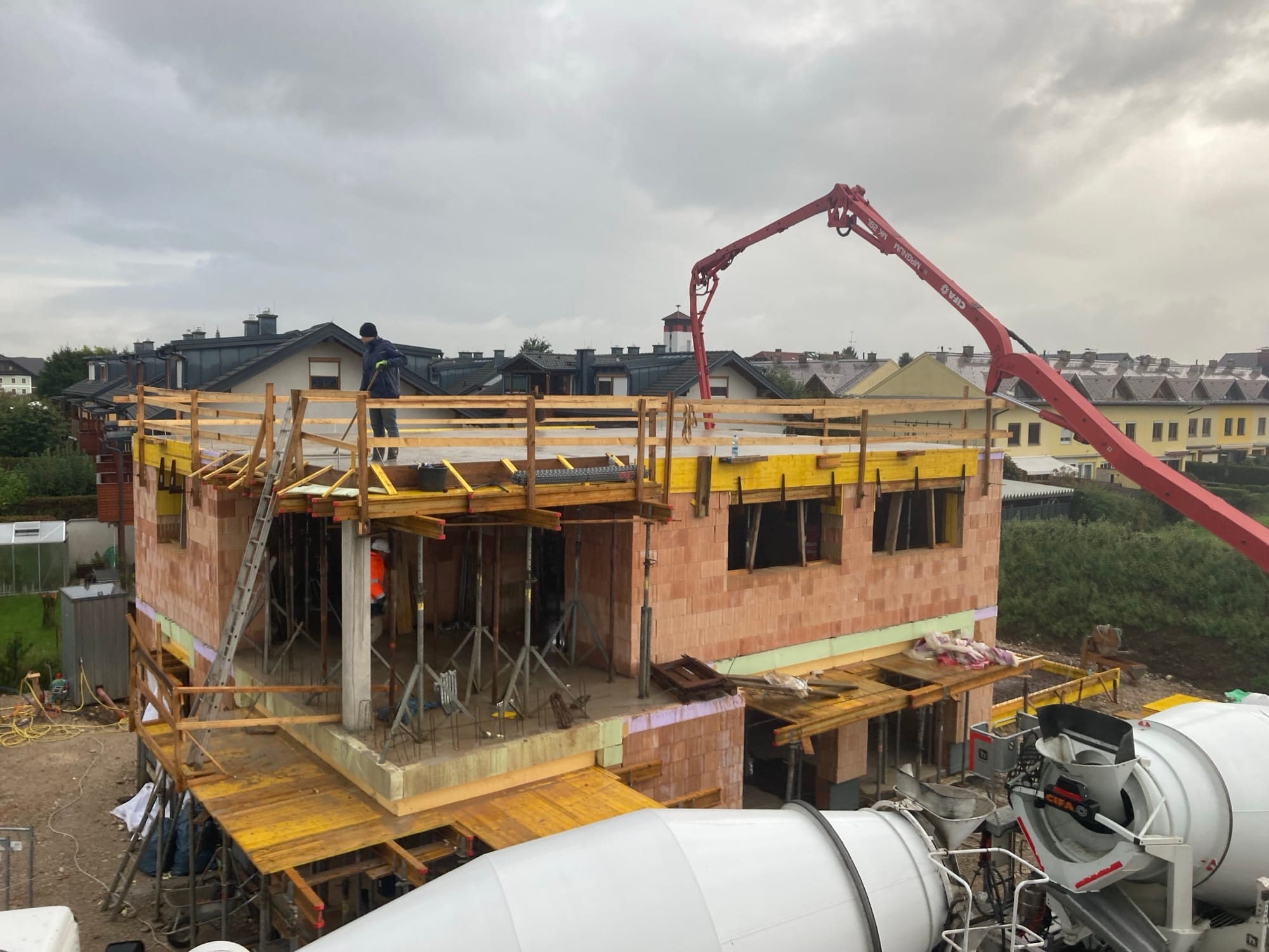 Betonpumpe beim Betonieren einer Geschossdecke