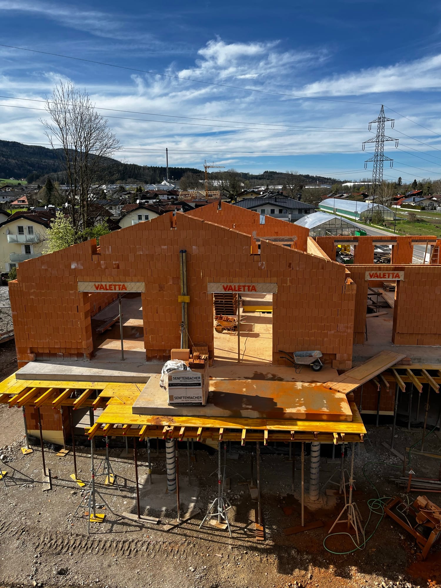 Giebelwand aus Ziegel mit gelber Deckenschalung