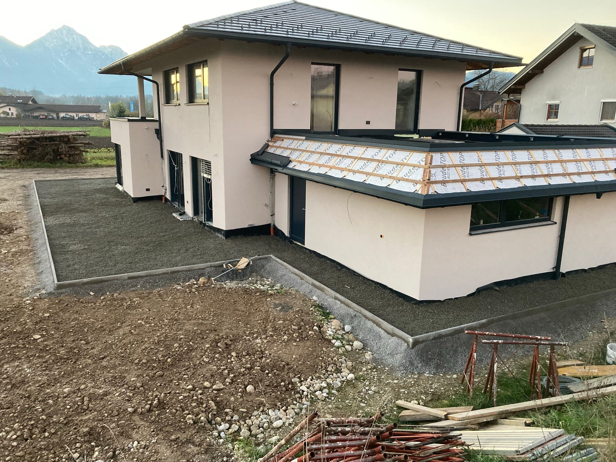 Fertiggestelltes Wohnhaus mit verputzter Fassade