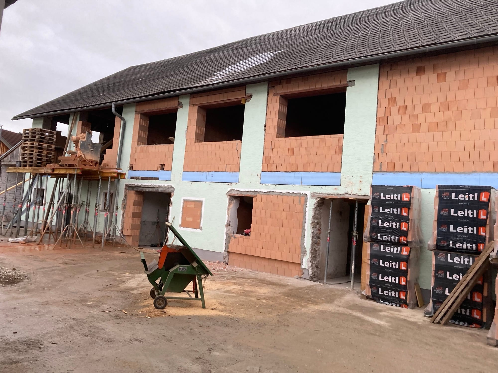Altbau mit neu aufgemauerten Ziegelwänden in den Öffnungen