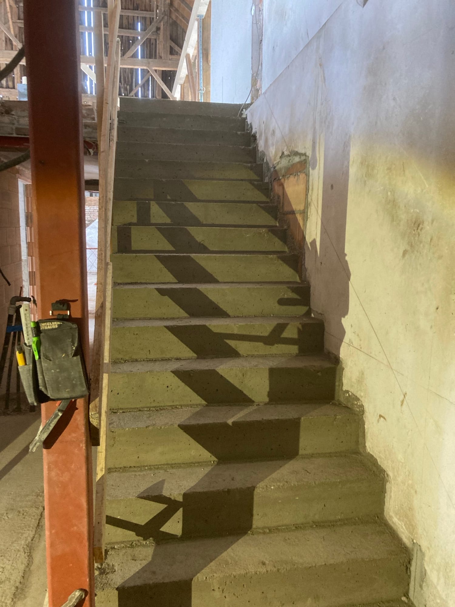 Alte Stiege im Bestand vor der Sanierung