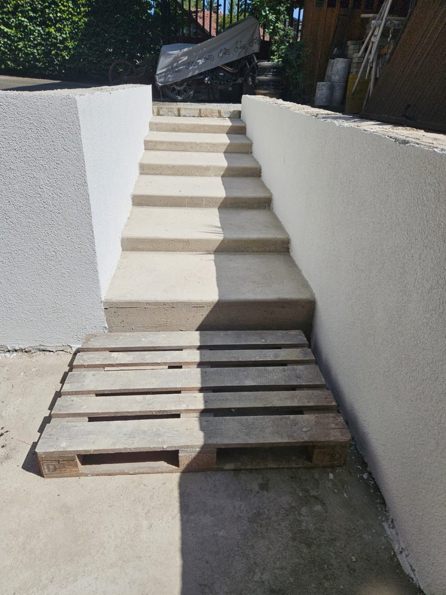 Fertig verputzte Betonstiege nach der Sanierung