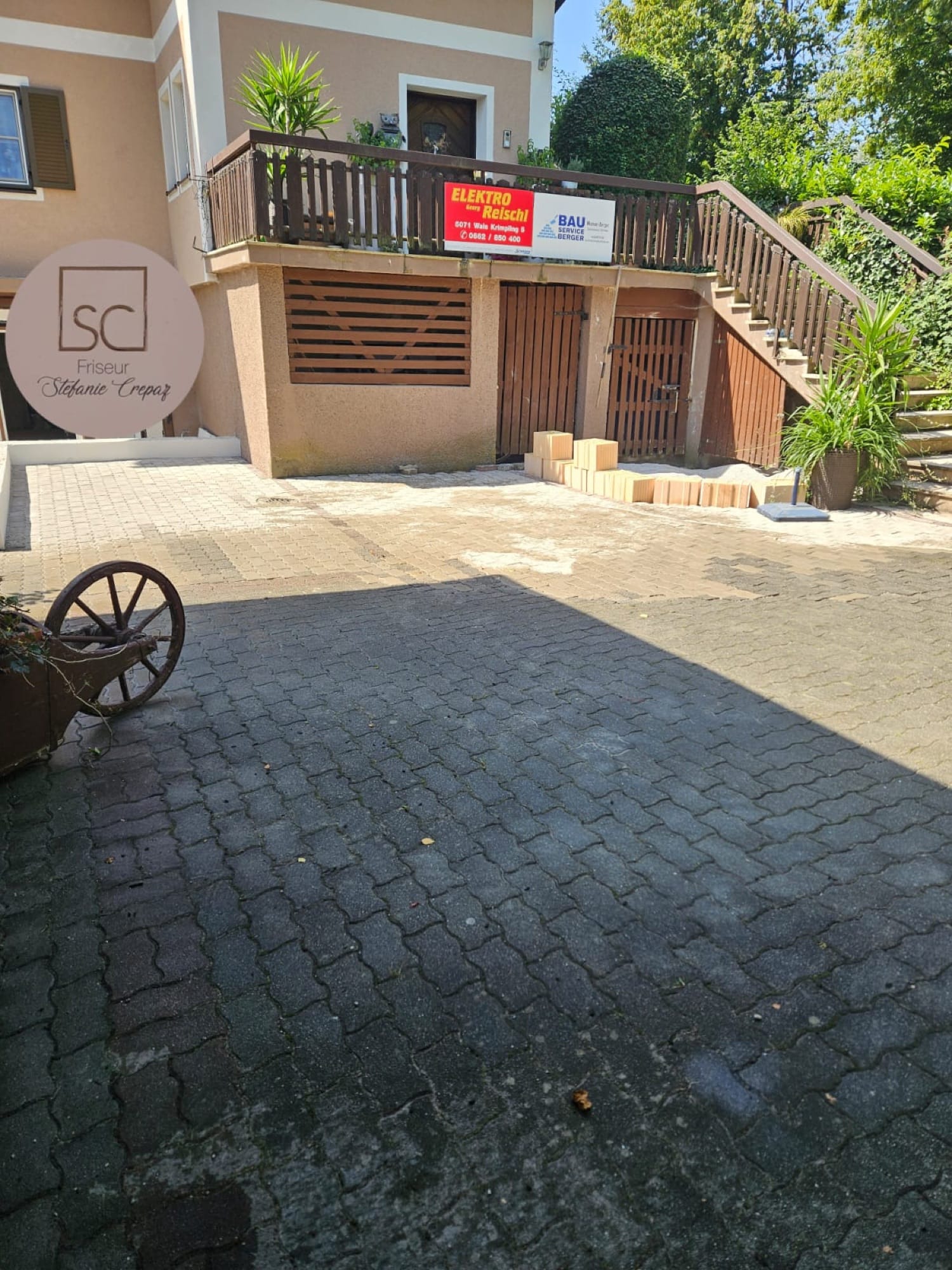 Gepflasterter Innenhof eines sanierten Gebäudes