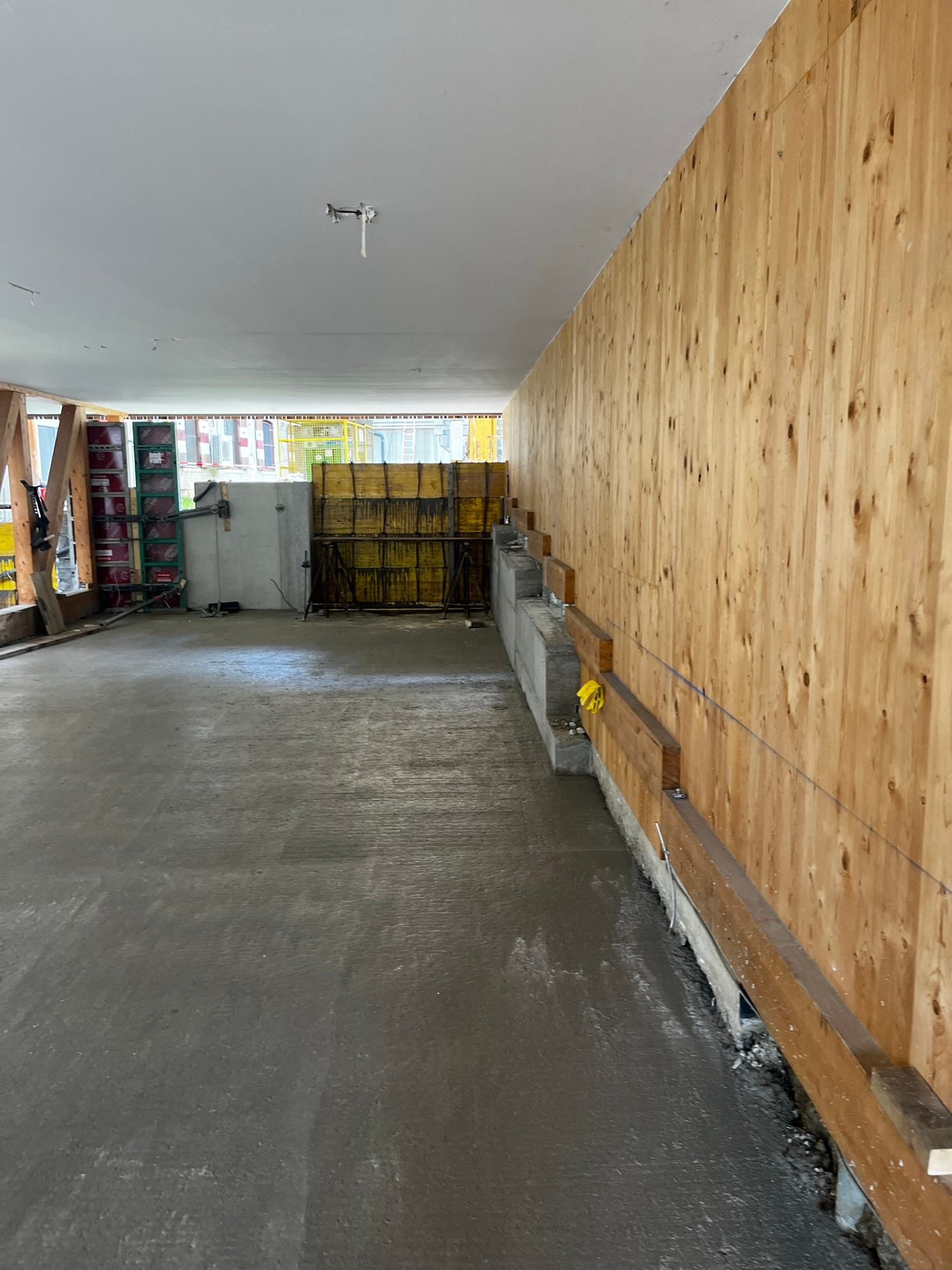 Fertiger Innenraum mit neuem Estrich und Holzverkleidung