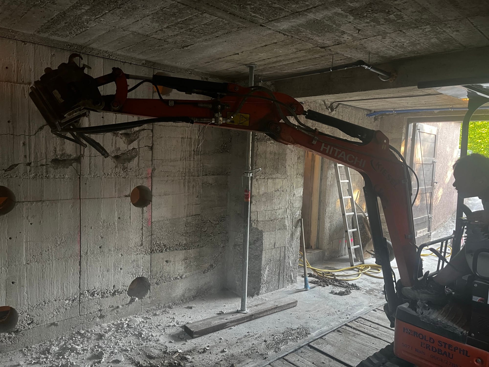 Kleinbagger beim Abbruch im Inneren eines Gebäudes
