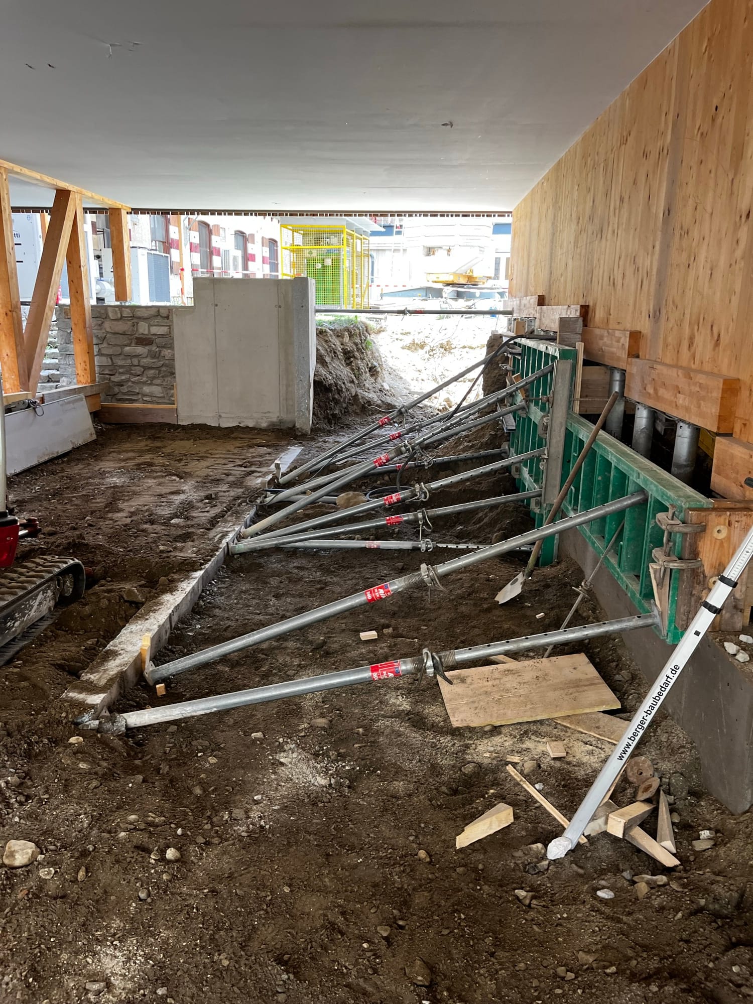 Abgestützte Schalung in einer Baugrube direkt am Gebäude