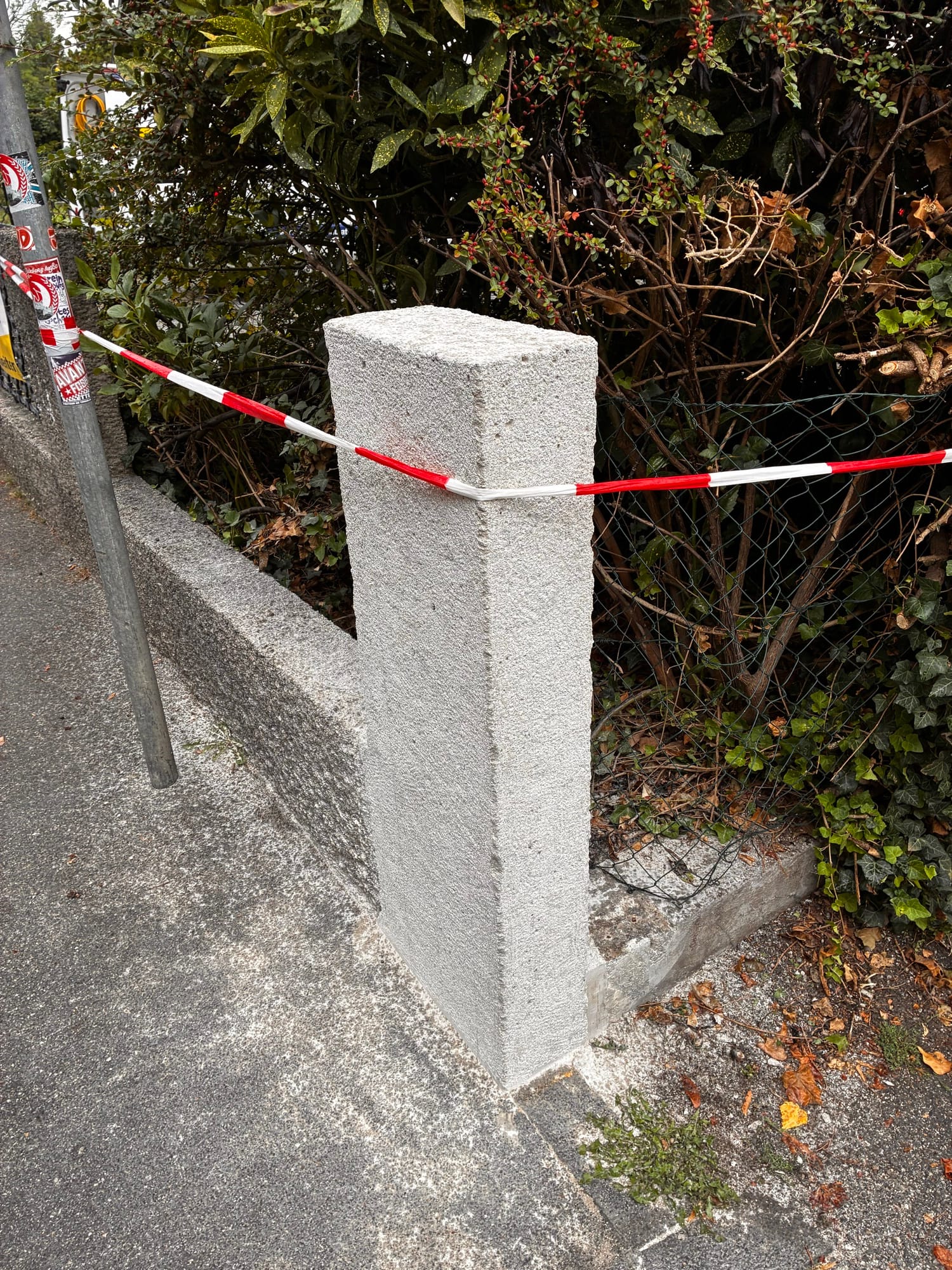 Abgesperrter Schadensbereich an der Grundstücksgrenze