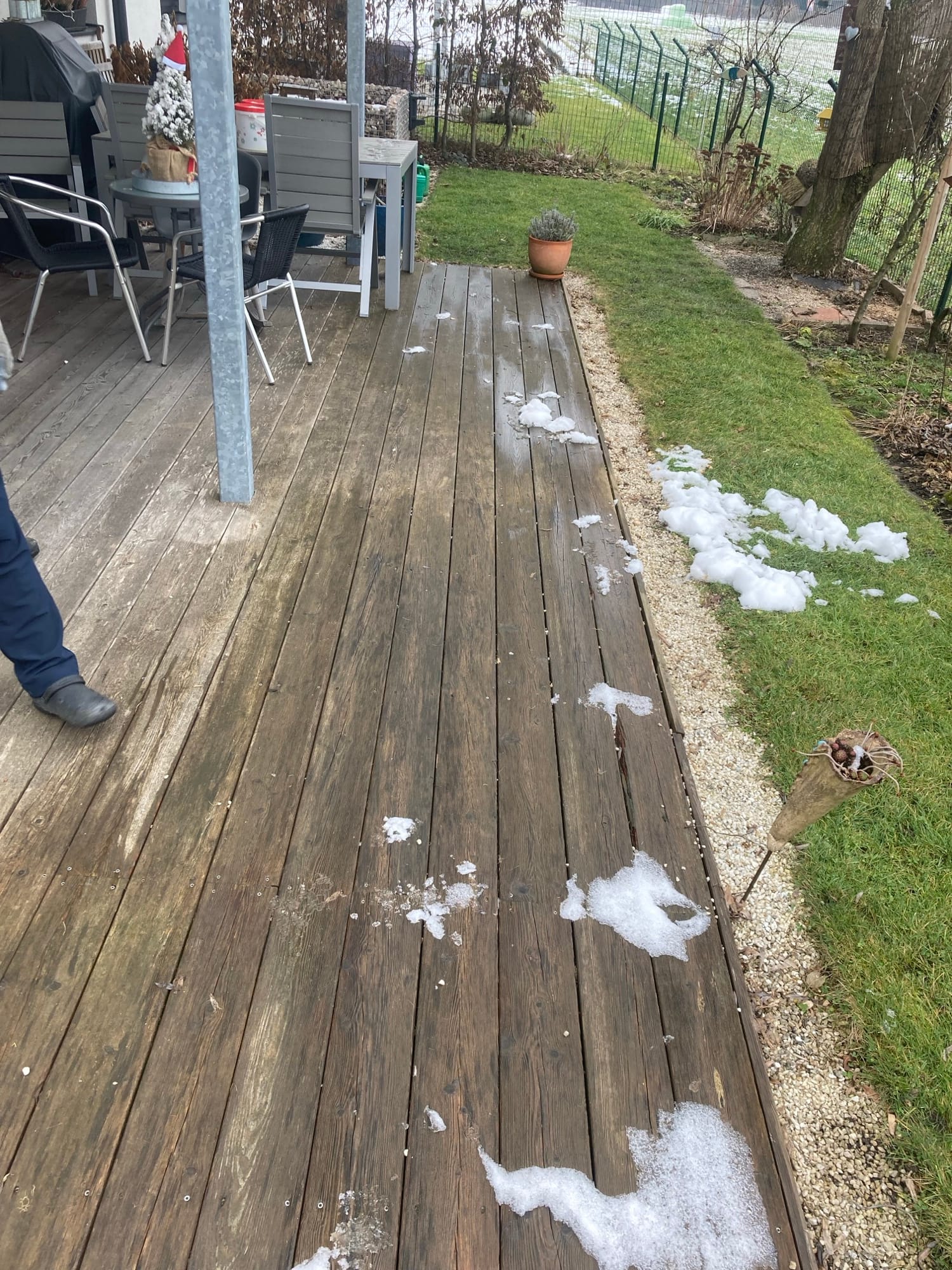 Verwitterte Holzterrasse vor dem Umbau