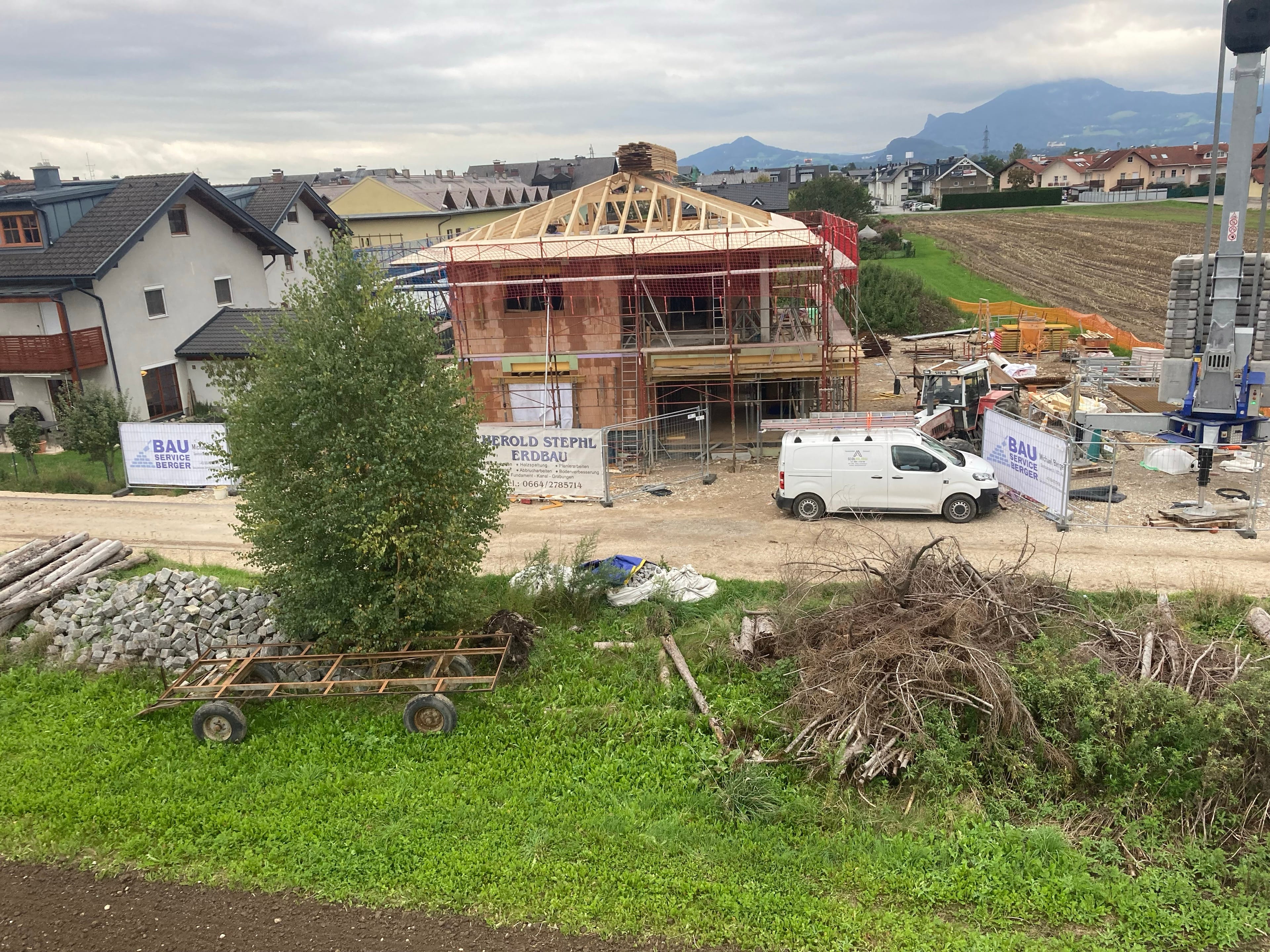 Baustelle mit Firmenschild von Bauservice Berger
